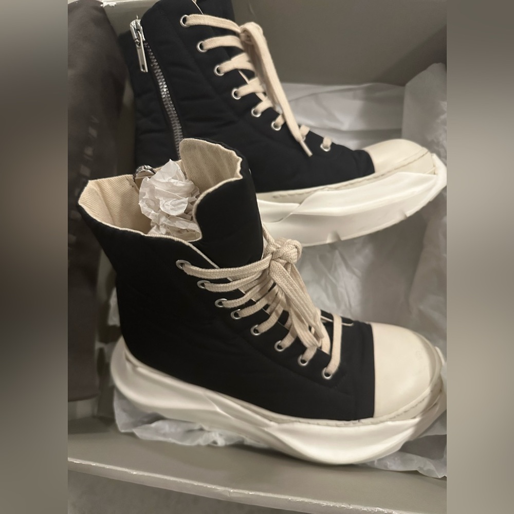 RICK OWENS DRKSHDW Abstract
high-top sneakers
Black/White